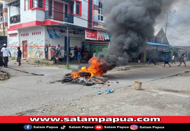 Seorang Pemuda Dianiaya, Masyarakat Blokade Dan Bakar Ban Di Jalan Bougenville