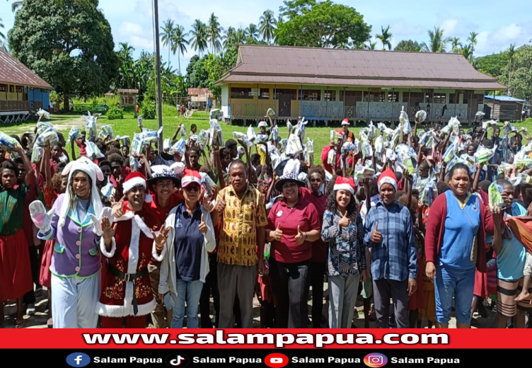 Natal Ceria Bersama PTFI, Anak-anak Manasari Terima Bingkisan Natal