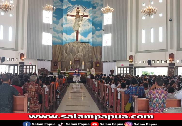 Berduka Cita, Umat Katolik Di Timika Gelar Misa Requiem Untuk Paus Fransiskus