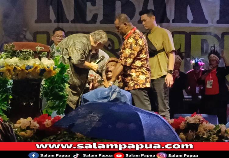 Banyak Orang Sakit Diurapi Saat KKR Penyembuhan Bersama Pastor Henry Hinn