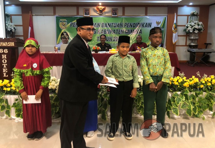 Baznas Mimika Berikan Bantuan Uang Kepada Siswa Yatim Dan Guru Honorer