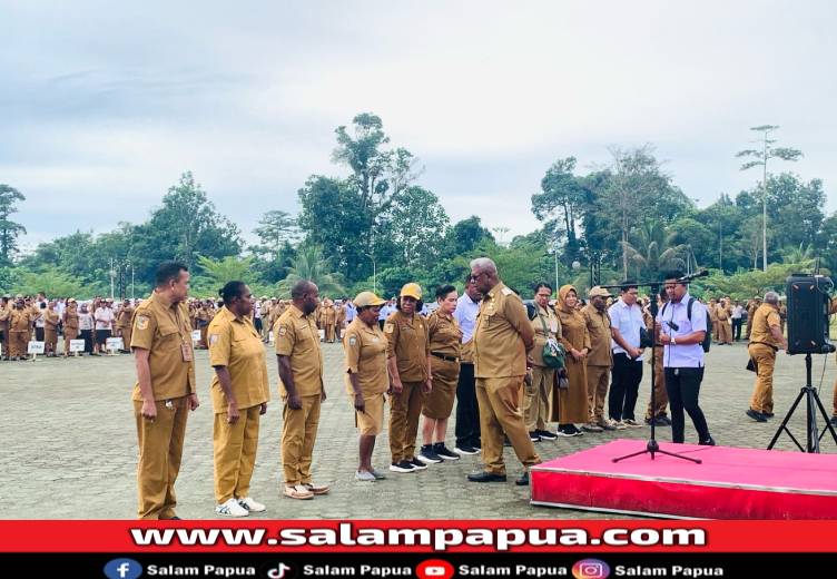Bupati Mimika Tegur Pegawai Yang Gunakan Sepatu Kets Ke Kantor