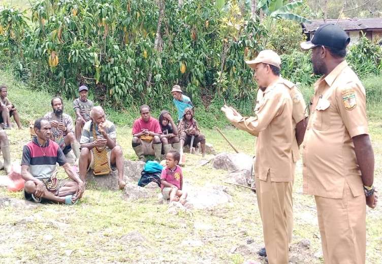 Disdukcapil Mimika Jemput Bola Pelayanan Adminduk Bagi Warga Di Tembagapura Dan Hoya