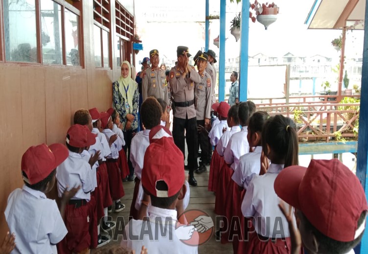 Situasi pelaksanaan Baksos di SD Amamapare (salampapua.com/Acik)