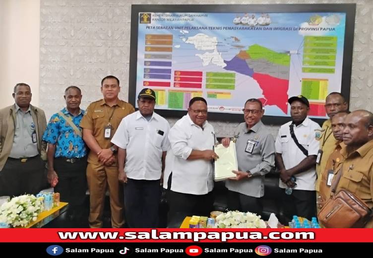DPR Papua Tengah Serahkan 10 Draft Raperdasi Ke Kakanwil Hukum Papua