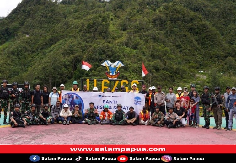 Komunitas karyawan PTFI bersama warga, didukung penuh Polsek dan Koramil Tembagapura, serta Satgas Tergelar saat melakukan bersih lingkungan di kampung Waa Banti dalam momentum HUT ke-57 PTFI (salampapua.com/Foto Corp.Comm PTFI)