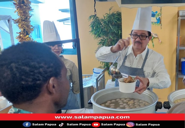 Presiden Direktur PTFI Tony Wenas bersama VP Corporate Communications PTFI Katri Krisnati saat melayani makan siang karyawan (salampapua.com/Jimmy)