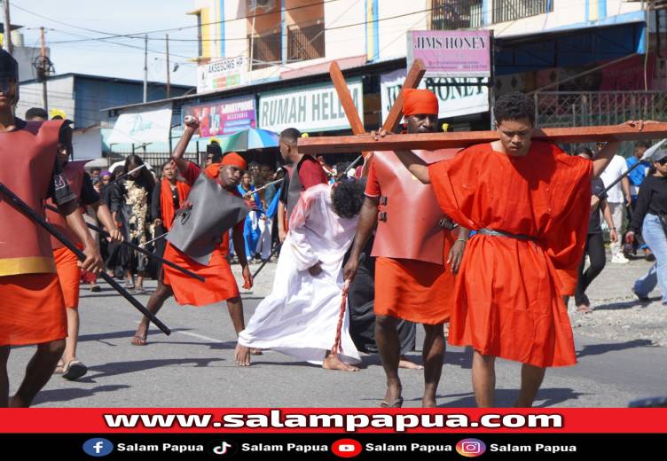 Umat Katolik Paroki St. Stefanus Sempan Timika Ikuti Ibadah Tablo Kesengsaraan Yesus Dengan Khidmat