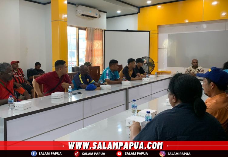 Askab PSSI Mimika Beri Bantuan Dana Pembinaan Bagi 35 SBB