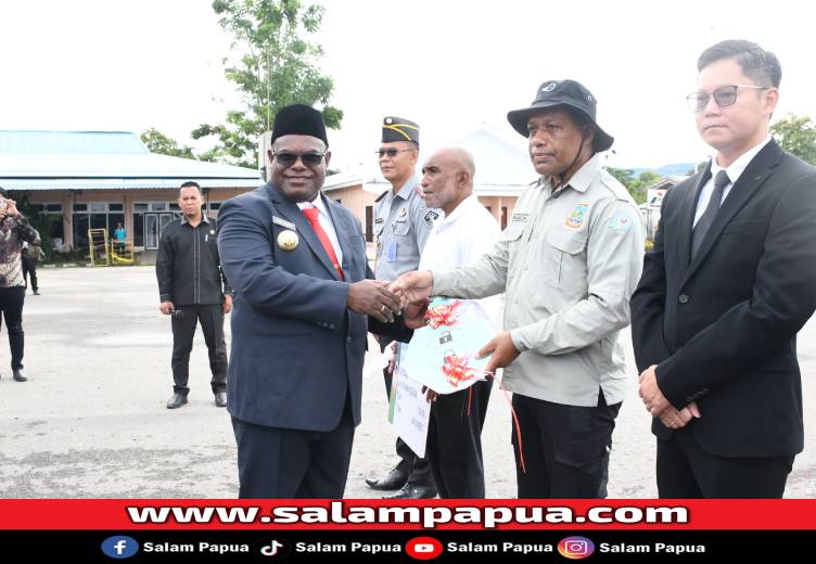 Gubernur Meki Nawipa Serahkan Ambulans Dan Kartu Otsus Sehat Untuk Warga Binaan Di Lapas Nabire