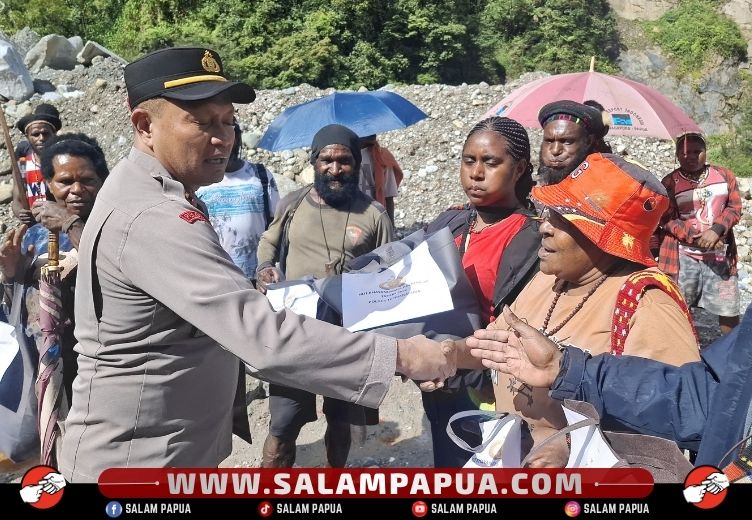 Polsek Tembagapura Salurkan 100 Paket Sembako Ke Warga Waa Banti