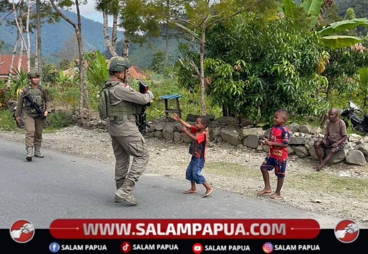 Patroli Humanis Satgas Damai Cartenz Di Muara Puncak Jaya, Hadir Menyapa Dan Berbagi Bersama Masyarakat