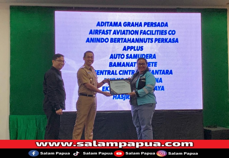 Penghargaan yang diberikan oleh Penjabat Bupati Mimika, Valentinus Sudarjanto Sumito kepada perusahaan Bamanat Amiete Papua (salampapua.com/Evita)