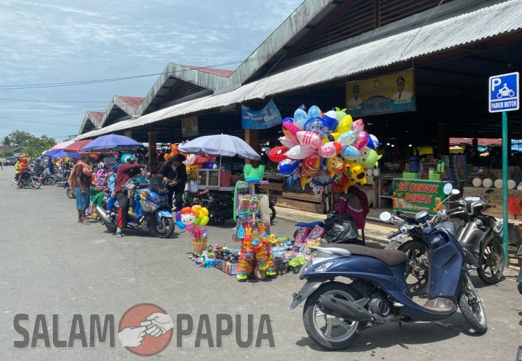Parkiran Motor Di Pasar Central Timika Dijadikan Tempat Jualan, Warga Minta Pemkab Atur Kembali