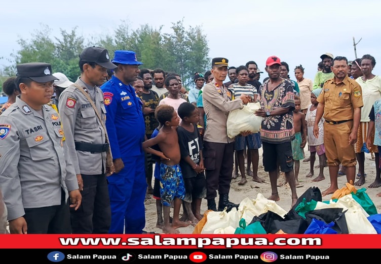 Polres Mimika Salurkan Bansos Untuk Warga Pengungsi Di Mimika Barat Tengah Dampak Kisruh Tapal Batas