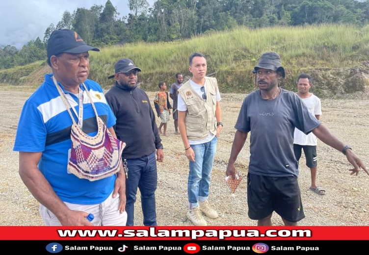 Kepala DLH Mimika bersama staf saat meninjau Lapter Bela (salampapua.com/Foto DLH Mimika)