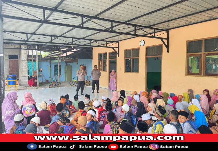 Kapolres Mimika Serahkan 100 Al-Qur'an Untuk TPQ Nurul Ilmi Masjid Baiturrahim