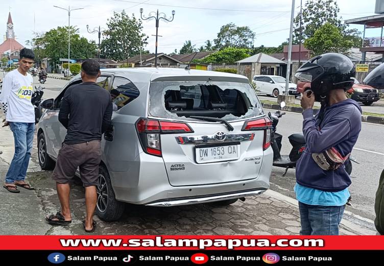 Diduga Mabuk, Pemotor Tabrak Ojek Dan Mobil Parkir, Kaca Belakang Calya Hancur