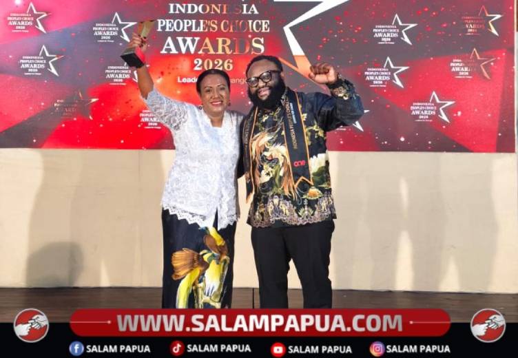 Annggota DPR Papua Tengah, Araminus Omaleng dan Nyonya Yohana ketika menerima Indonesia People's Choice Awards 2026 yang digelar di Grand Mega Resort & Spa Kuta oleh The One Magazine, Bali pada Jumat (12/6/2026)(Salampapua.com/Dokumen Pribadi)