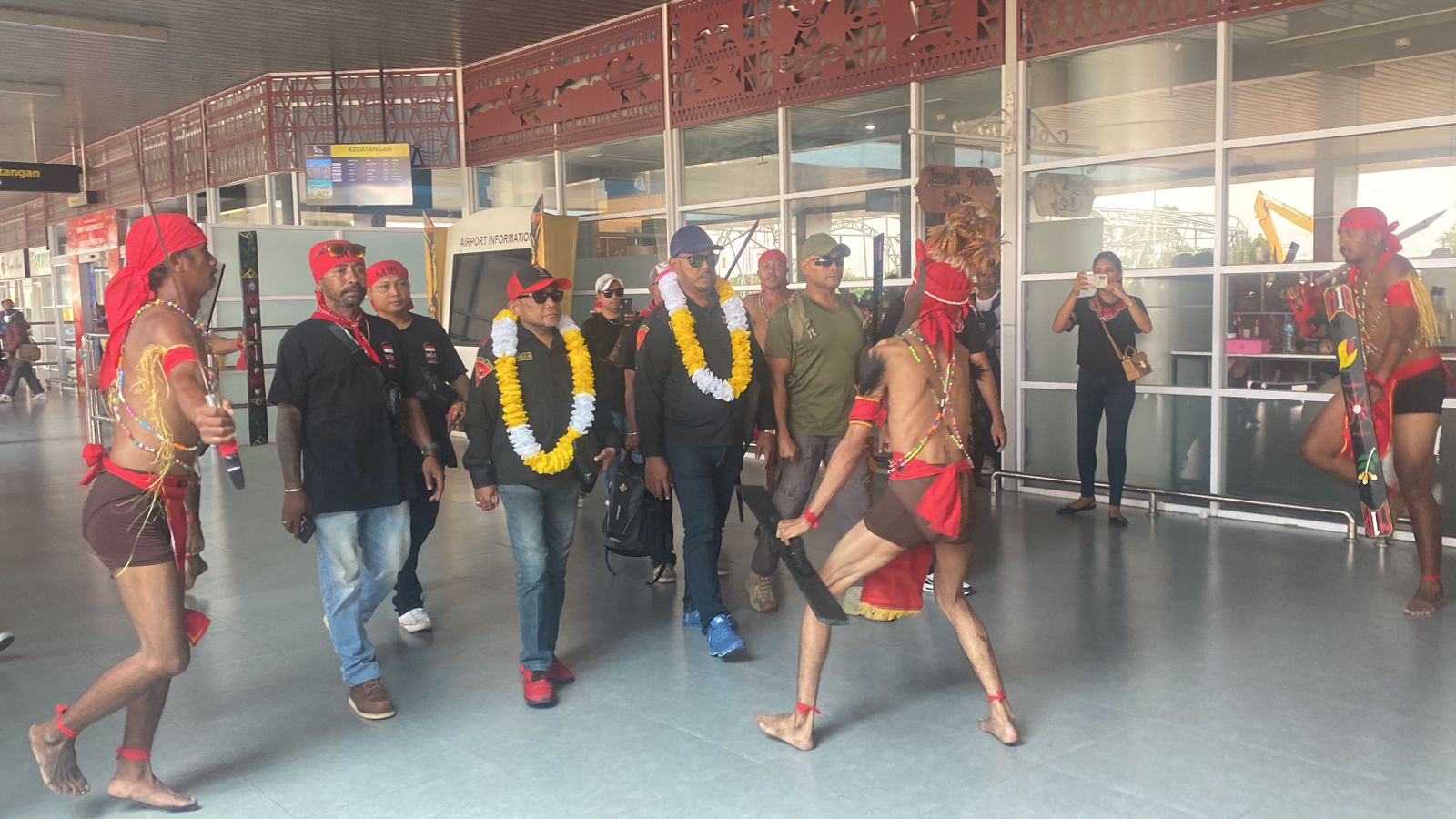 Pengurus M1R Mimika Dilantik, Tari Cakalele Sambut Kedatangan Ketua DPD Papua