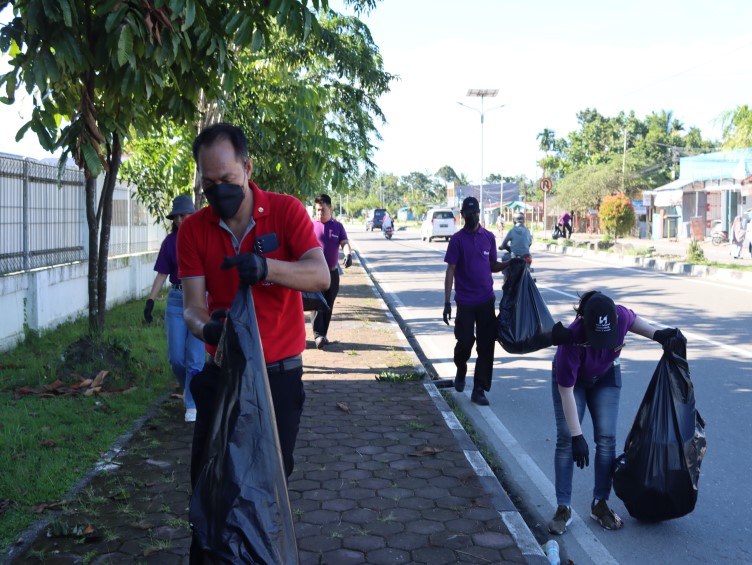 PERINGATI HARI LINGKUNGAN HIDUP SEDUNIA 2023, HOTEL SWISS-BELINN TIMIKA GELAR AKSI BERSIH-BERSIH JALAN CENDERAWASIH