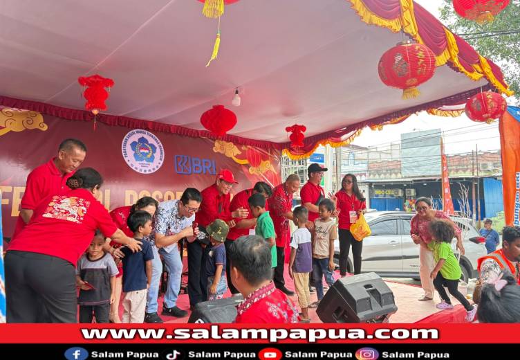 Penutupan Festival Pasar Imlek 2026, PSMTI Mimika Bagikan Ratusan Angpao