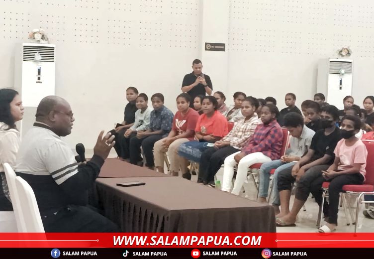 Gubernur Meki Nawipa Kunjungi Sekolah GenIUS Dan Beri Motivasi Para Pelajar Asal Papua Tengah