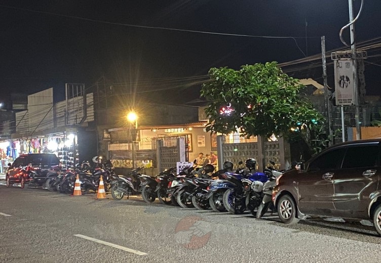 BANYAK KENDARAAN PARKIR DI BADAN JALAN, DISHUB MIMIKA SEBUT TIDAK BISA LAKUKAN PENINDAKAN