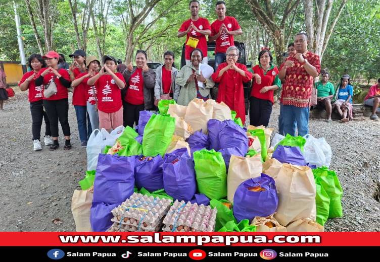 Foto bersama usai sosialisasi dan penyerahan bingkisa Natal di Kampung Mandiri Jaya, Jumat (19/12/2025)(Salampapua.com/Sianturi)