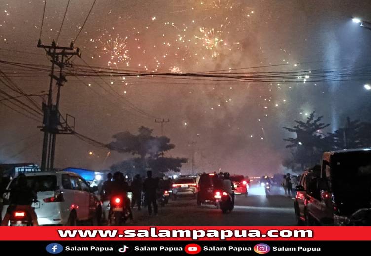 Pergantian Tahun, Langit Mimika Dihiasi Percikan Kembang Api Dan Gelegar Petasan