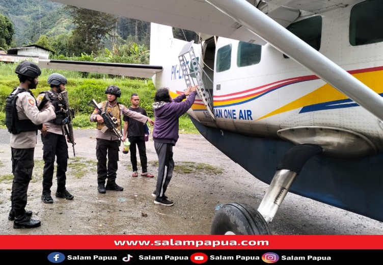 Pesawat Asia One Ditembak OTK Di Distrik Beoga Kabupaten Puncak