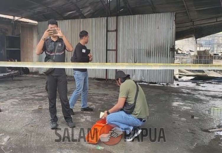 Polisi Gelar Olah TKP Gudang BBM Yang Terbakar Di Kelurahan Sempan Timika