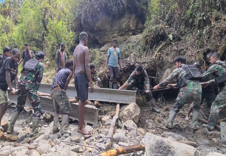 TNI Dan Masyarakat Gotong Royong Bangun Jembatan Di Pegunungan Tengah Papua