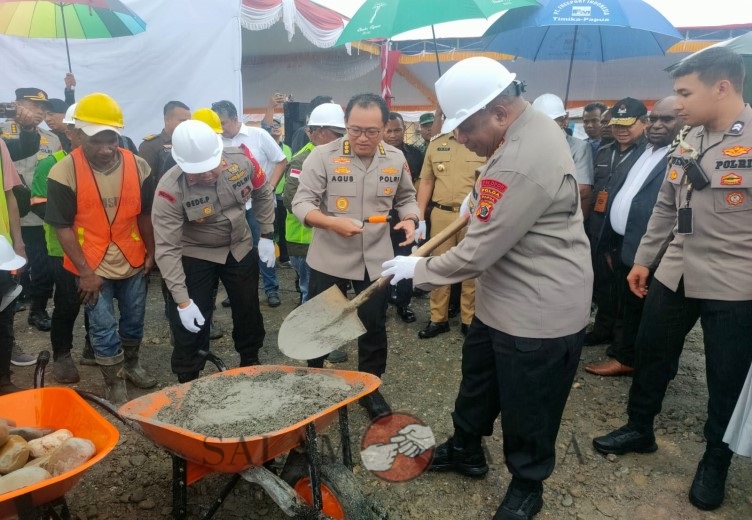 KAPOLDA PAPUA MELAKUKAN PELETAKAN BATU PERTAMA PEMBANGUNAN SATPAS SIM POLRES MIMIKA