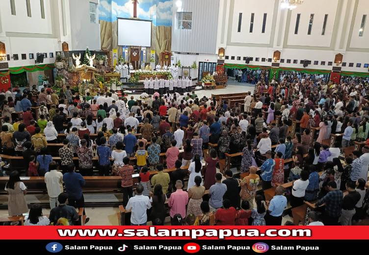 Ribuan Umat Katolik Timika Hadiri Misa Malam Natal Di Katedral Tiga Raja