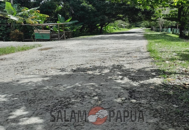10 TAHUN JALAN KOMPLEKS BANYAK YANG RUSAK, WARGA KADUN JAYA MINTA PJ BUPATI MIMIKA DAN DPRD MELIHAT LANGSUNG