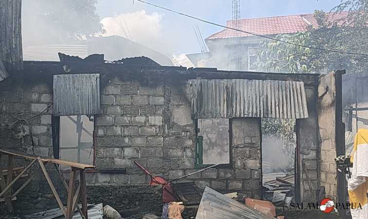 RUMAH WARGA DI JALAN AHMAD YANI TIMIKA LUDES TERBAKAR