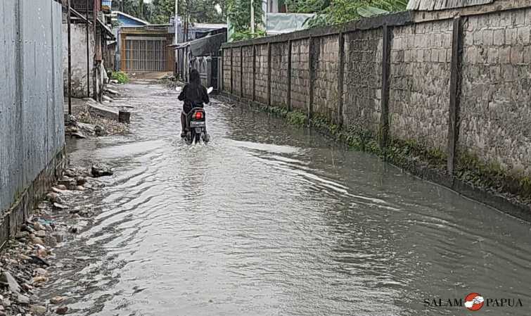 JALAN RUSAK, LORONG DI KOMPLEKS MANADO-TIMIKA TAMPAK BECEK DAN SEPERTI KOLAM