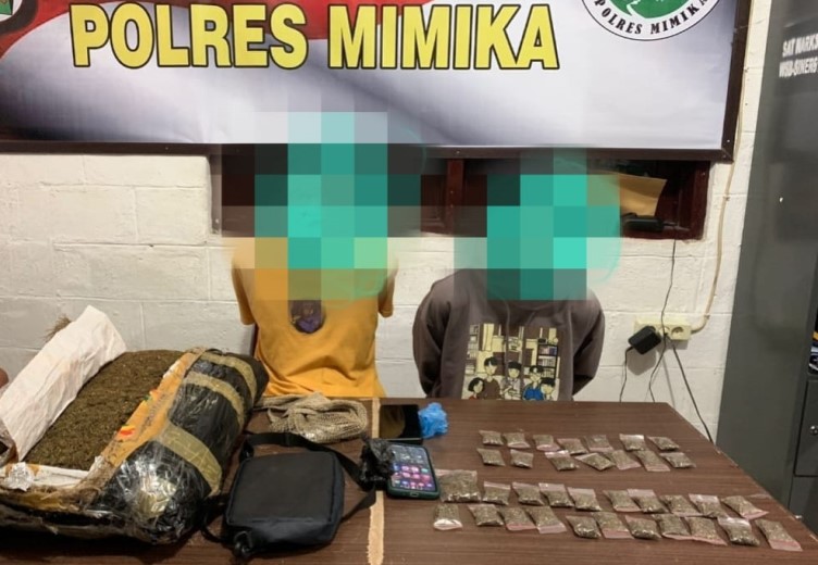 POLISI TANGKAP DUA PENGEDAR GANJA USAI MENGAMBIL PAKET DI JASA PENGIRIMAN DI TIMIKA