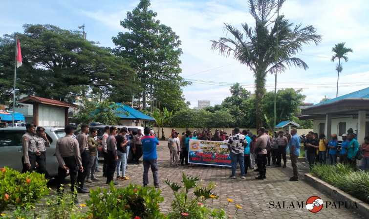 PELAJAR DAN MAHASISWA DI TIMIKA GELAR DEMO DAMAI KE YPMAK