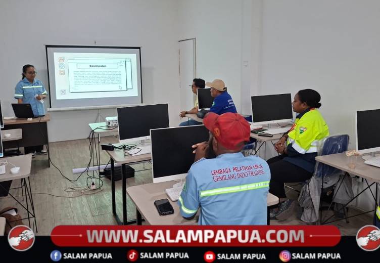 Salah seorang peserta pelatihan komputer sedang memaparkan hasil pelatihan di LPK Lembaga Pelatihan Kerja (LPK) Gemilang Indo Training, Senin (2/3/2026)(Salampapua.com/Sianturi)