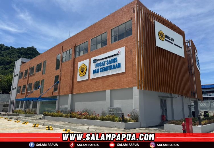 Gedung Pusat Sains dan Kemitraan UNCEN di Abepura, Jayapura, dibangun PTFI di atas lahan 4.800 m² dengan luas bangunan 2.800 m², dilengkapi taman dan plaza serta area parkir seluas 1.300 m²