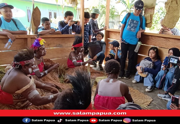 Outing Class Siswa SMP YPJ Kuala Kencana Melihat Langsung Budaya Masyarakat Suku Kamoro