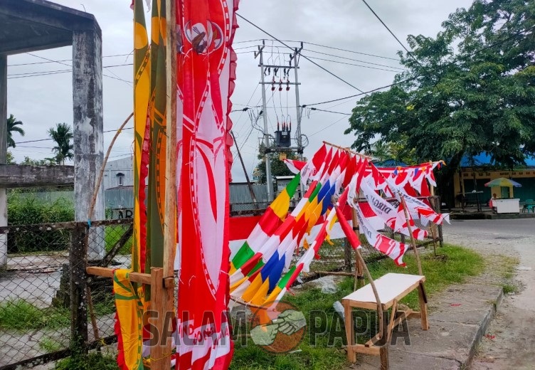 JELANG HUT RI KE-78, PENJUAL ORNAMEN MERAH-PUTIH MULAI RAMAI DI TIMIKA