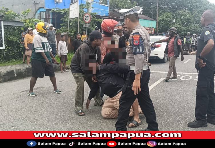 Nekat Terobos Blokade Jalan, Oknum Pria Mabuk Dikeroyok Massa Di Jalan Ahmad Yani Timika