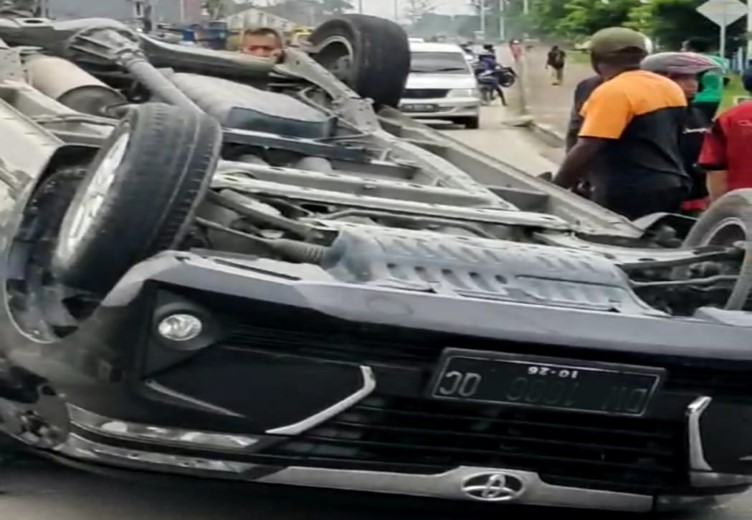 Mobil Avanza Hitam Terbalik Di SP2 Timika, Warga Menduga Sopir Mabuk Miras