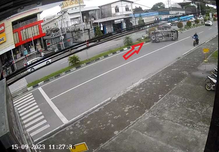 Tabrak Median Jalan, Mobil Terpental Di Jalan Cenderawasih Timika