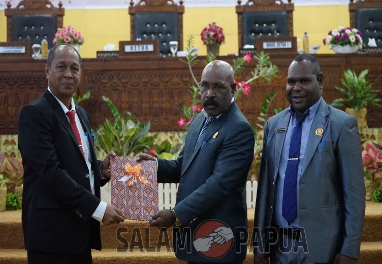 Seluruh Fraksi DPRD Mimika Setuju 8 Ranperda Non APBD 2023 Menjadi Perda
