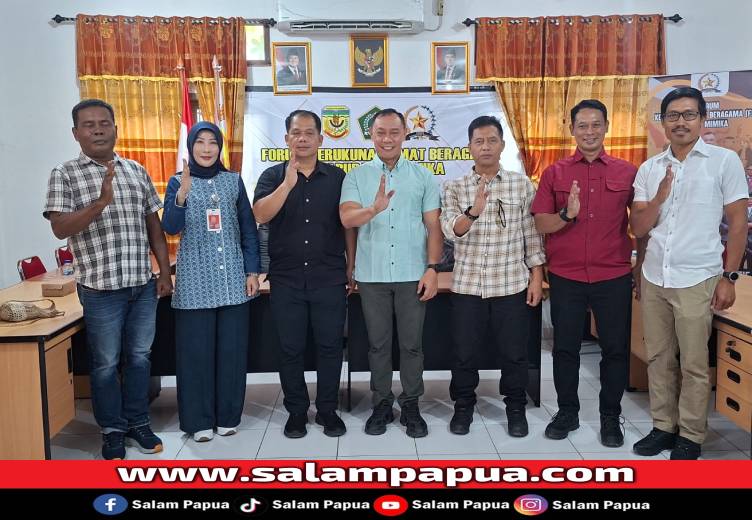 Foto bersama usai rapat bersama FKUB dengan jajarannya serta pihak Diskominfo, Kesbangpol dan perwakilan satuan TNI-Polri di ruang rapat FKUB, Senin (17/2/2026)(Salampapua.com/Sianturi)