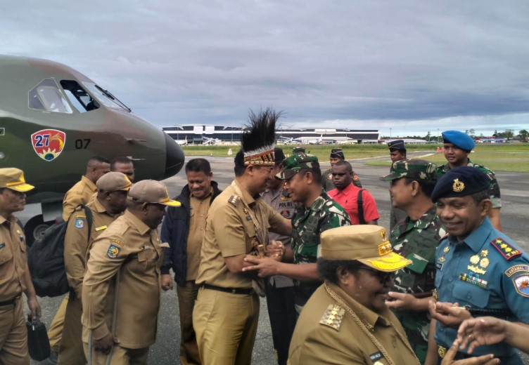 TIBA DI TIMIKA, PJ BUPATI MIMIKA VALENTINUS SUDARJANTO SUMITO DIKAWAL 500 PERSONEL GABUNGAN TNI-POLRI